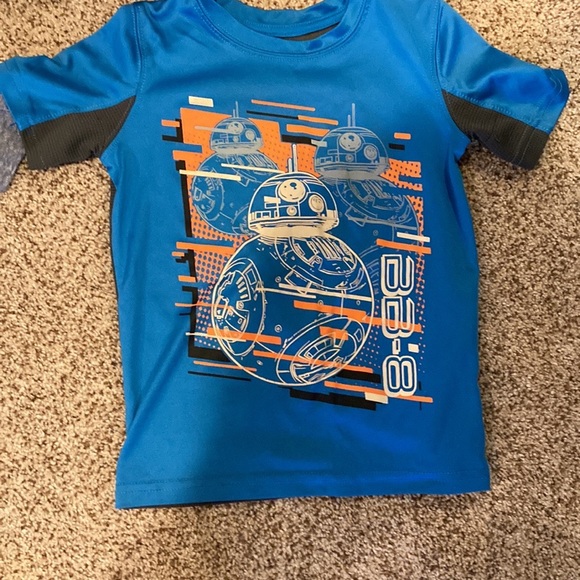 Boys size 5 Star Wars shirts and shorts. Three shirts and two shorts - Picture 5 of 6